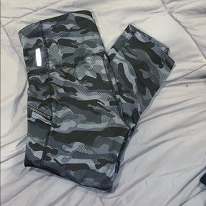 Crop camo leggings